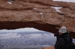 Fotografando sob o Mesa Arch, no Canyonlands National Park, perto de Moab, em Utah, nos Estados Unidos